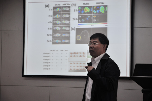 复旦大学杨武利教授在作学术报告.jpg